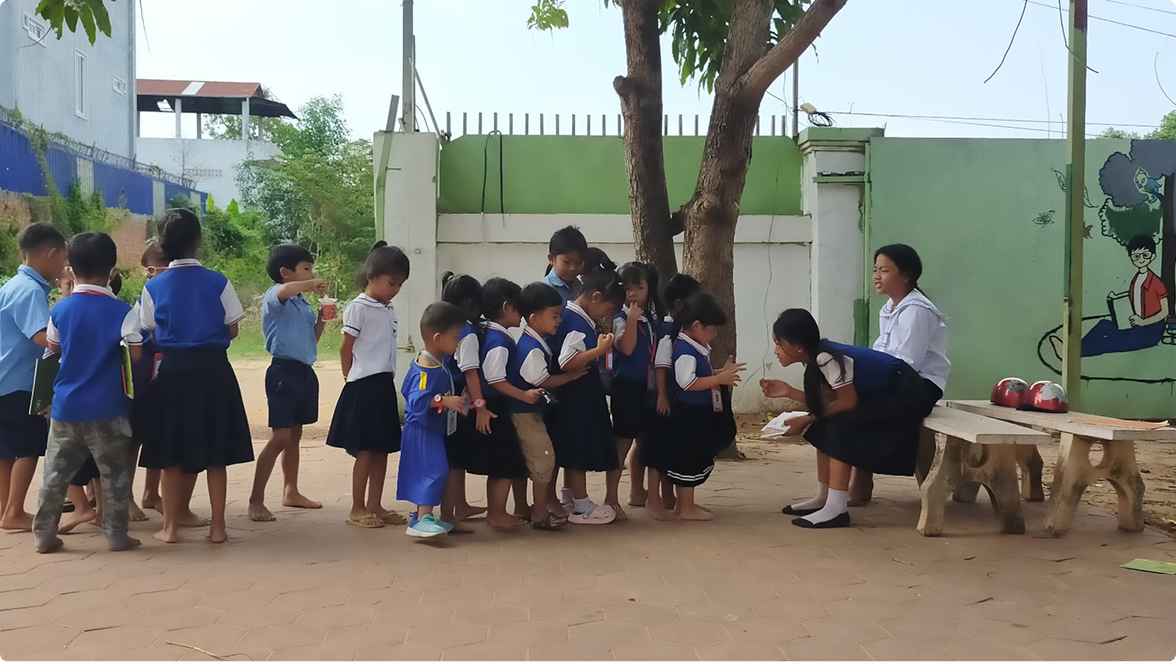 休み時間にカンボジア伝統の遊びをする子どもたち"